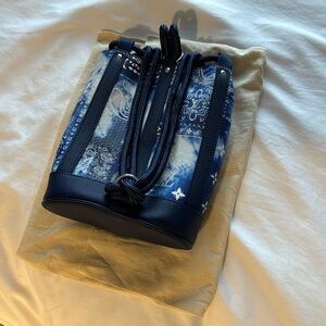 Louis Vuitton Bandana randonnée casual leather sack in navy and white.